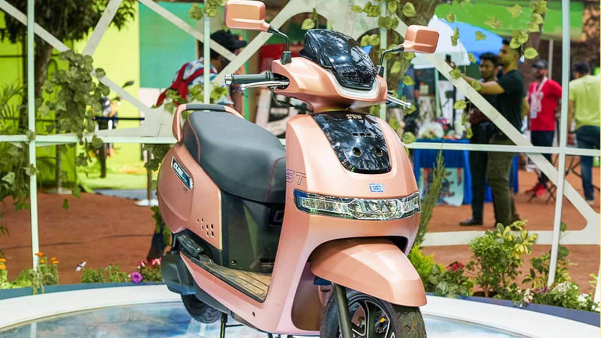 नया साल से पहले TVS मचाया धमाल- मात्र इतने हजार में मिल रहा ये E-Scooter, शो-रूम में लगी भीड़